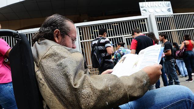 Marcello Martins Rochael, 43 anos, aguarda o início da prova do Exame Nacional do Ensino Médio (ENEM) na Uninove, em São Paulo
