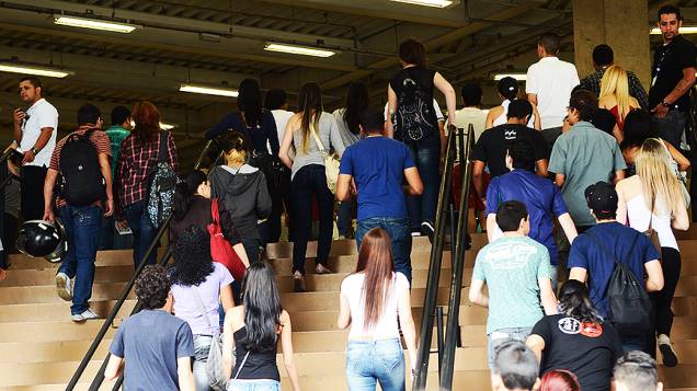 Entrada de estudantes nos últimos instantes antes do fechamento dos portões do Enem na Uninove, em São Paulo