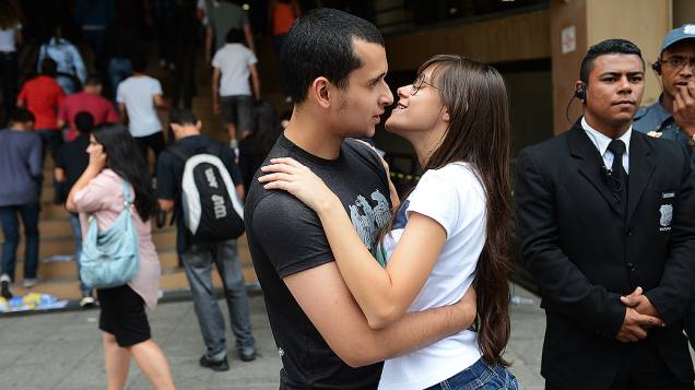 Casal de namorados antes do início da prova do Exame Nacional do Ensino Médio (ENEM) na Uninove, em São Paulo