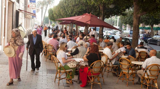 Cafés com mesas na calçada da avenida principal de Túnis