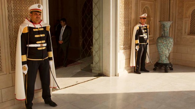Guardas em frente ao Palácio de Cartago, residência oficial do presidente da Tunísia