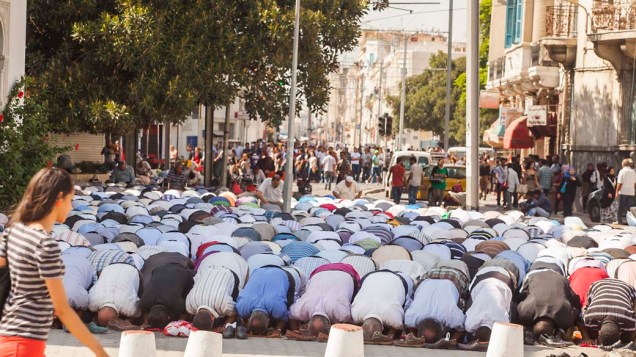 Homens rezam na rua, do lado de fora de uma mesquita cujo pregador é conhecido pela tendência salafista. As rezas em público são vistas como exibicionismo pelos tunisianos seculares
