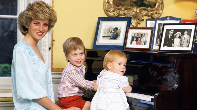 Princesa Diana com seus filhos príncipes William e Harry em 04/10/1985