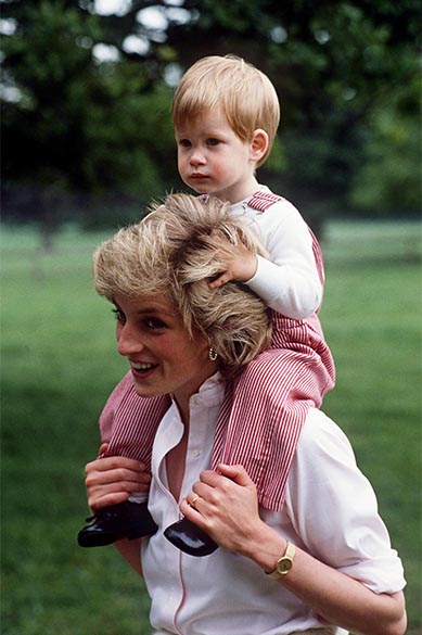 Príncipe Harry com sua mãe, princesa Diana, em 18/07/1986