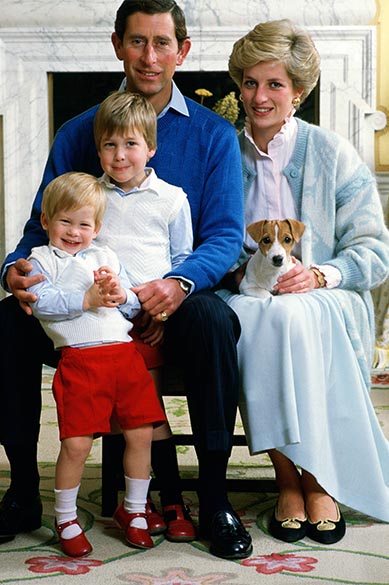 Príncipe e princesa, Charles e Diana, com seus filhos príncipes William e Harry em 12/01/1986