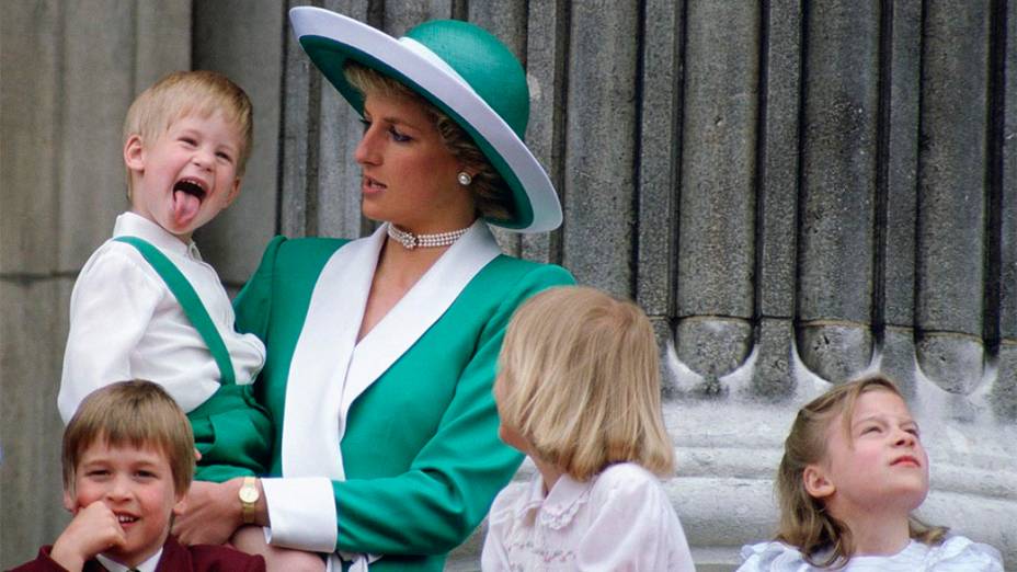 Princesa Diana com principe Harry nos braços, principe William e as damas Gabriella e Rose Windsor em 11/06/1988, em Londres
