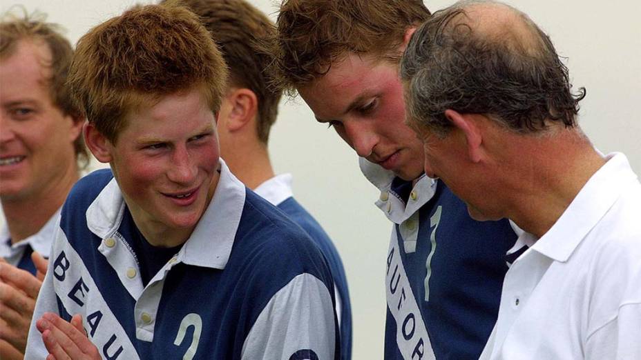 Principe Harry descontraído com os irmãos principes Charles e William durante a Copa Chakravarty no Beaufort Polo Club, Reino Unido