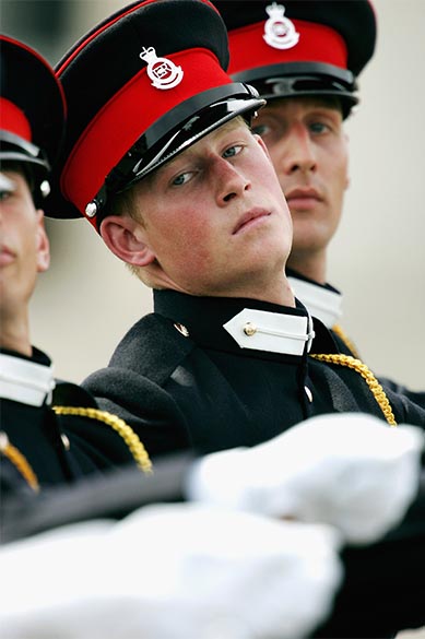 Príncipe Harry é visto ao lado de seus companheiros cadetes na Academia Militar Real, em junho de 2005, na Inglaterra