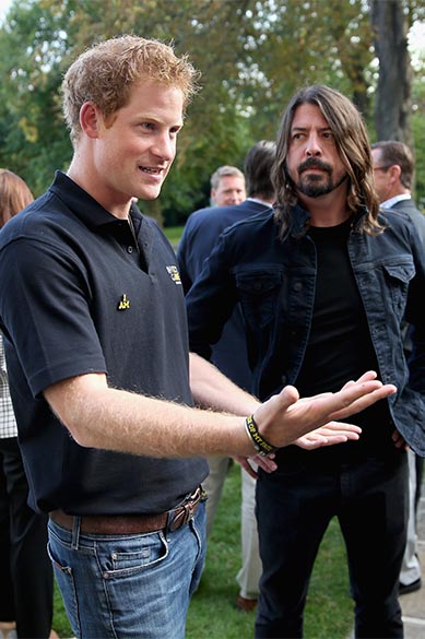 Príncipe Harry com o vocalista da banda Foo Fighters, Dave Grohl, em uma recepção do Invictus Game, na casa do embaixador americano, em Londres, Inglaterra
