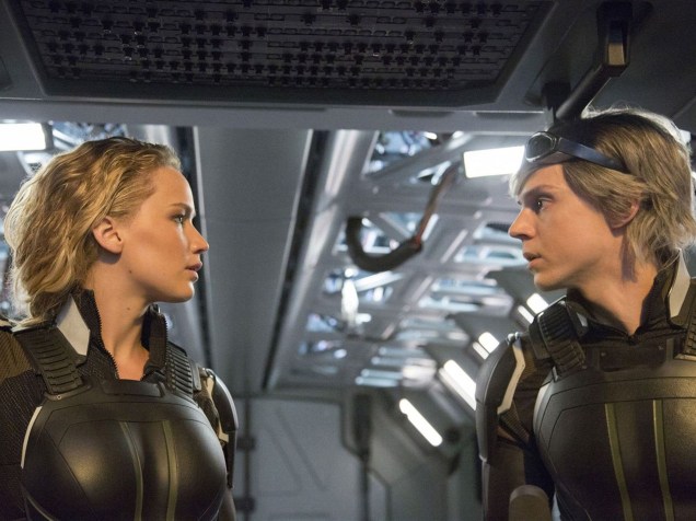 Peter/Mercúrio (Evan Peters) e Raven/Mística (Jennifer Lawrence), no filme X-Men: Apocalipse
