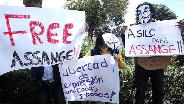 Equador: ong pede liberdade e asilo para Assange