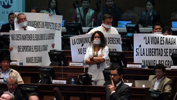 Deputados opositores protestam contra lei que restringe o trabalho da imprensa no Equador