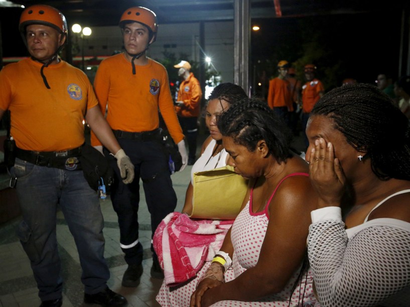 Equipe de resgate ajuda feridos em hospital após terremoto no Equador