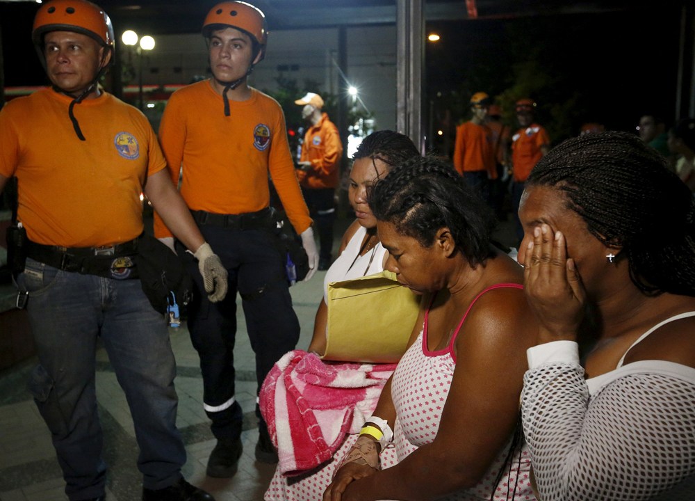 Equipe de resgate ajuda pacientes em hospital após terremoto no Equador