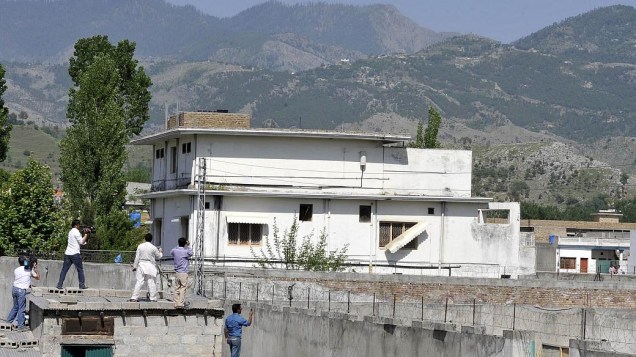 Equipes de imprensa tentam filmar a casa onde Osama bin Laden foi morto pelas forças especiais militares dos EUA, no domingo, em Abbottabad, nos arredores de Islamabad, Paquistão