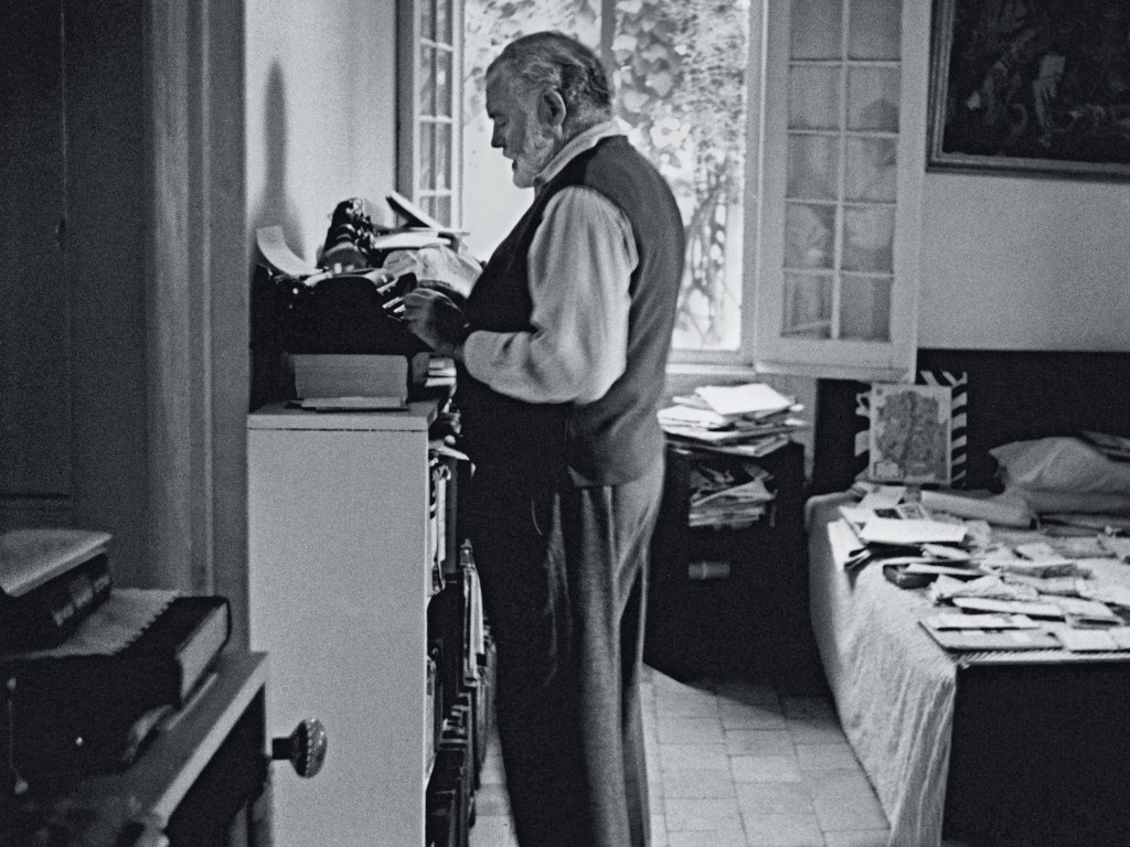 INSPIRAÇÃO – “Hemingway escreve de pé. Calçando um par de enormes mocassins”, descreveu a revista literária The Paris Review, em 1958