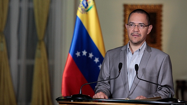 O ministro venezuelano da Comunicação, Ernesto Villegas, durante pronunciamento sobre a saúde de Chávez