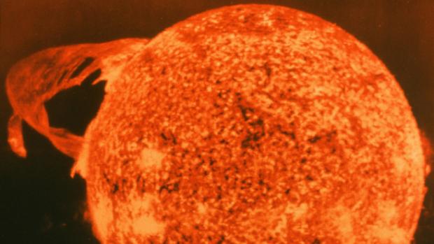 As erupções solares emergem do interior do Sol e suas radiações eletromagnéticas podem induzir flutuações elétricas na superfície da Terra, destruindo transformadores, provocando erros em GPS e sistemas de rádio