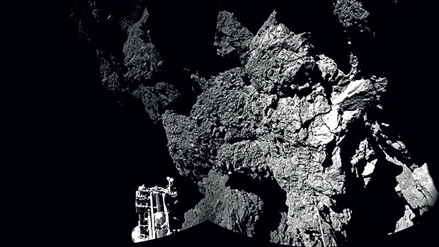 A SELFIE – A imagem distribuída pela Agência Espacial Europeia foi o primeiro e histórico autorretrato do robô Philae, ancorado na superfície do cometa 67P. Vê-se no canto esquerdo inferior um dos pés da sonda