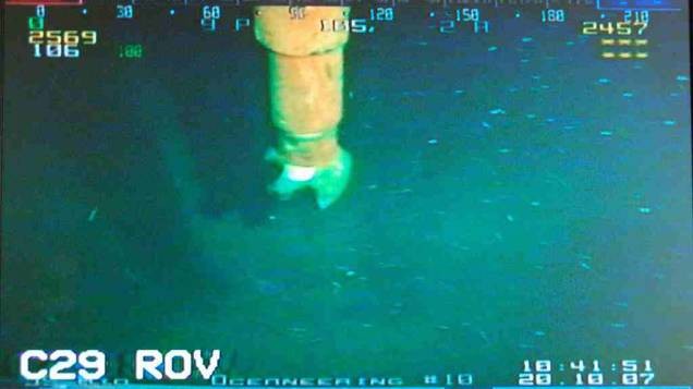 <p>Par bater o recorde mundial de profundidade, as brocas do navio Chikyu tiveram de perfurar mais de 2.000 metros de rochas no fundo da água</p> <p>Par bater o recorde mundial de profundidade, as brocas do navio Chikyu tiveram de perfurar mais de 2.000 metros de rochas no fundo da água</p>