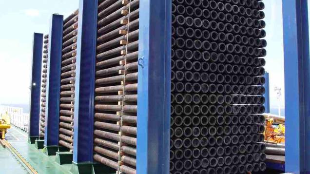 <p>O navio Chukyu é capaz de carregar sete quilômetros de tubos. Os pesquisadores têm de aumentar sua capacidade para 10 quilômetros, a fim de chegar ao manto</p> <p>O navio Chukyu é capaz de carregar sete quilômetros de tubos. Os pesquisadores têm de aumentar sua capacidade para 10 quilômetros, a fim de chegar ao manto</p>