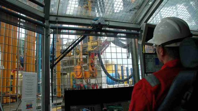 <p>Operador comanda a atividade da broca a bordo Chikyu. A partir de 2013, cientistas brasileiros participarão das missões</p> <p>Operador comanda a atividade da broca a bordo Chikyu. A partir de 2013, cientistas brasileiros participarão das missões</p>