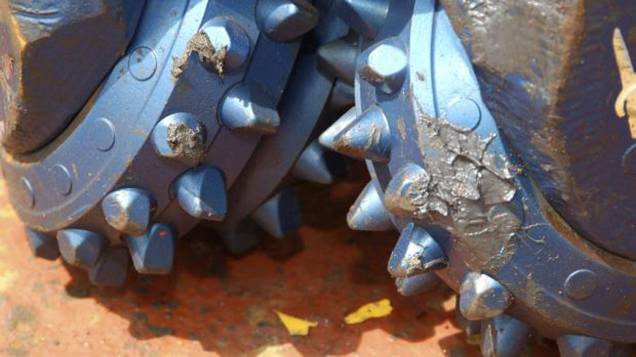 <p>As brocas são feitas de uma dura mistura de carbeto de tungstênio com diamantes artificias. Mesmo assim, elas só duram 60 horas em contato com as rochas do fundo do oceano</p> <p>As brocas são feitas de uma dura mistura de carbeto de tungstênio com diamantes artificias. Mesmo assim, elas só duram 60 horas em contato com as rochas do fundo do oceano</p>