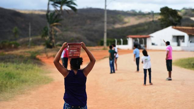 Sem quadro, alunos utilizam espaço externo da escola Cícero Barbosa Maciel, em Pedra Branca, Ceará, para fazer atividades de educação física, obrigatória para todos os alunos da rede pública a partir do 1º ano.