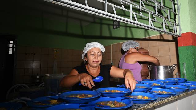 Merendeira prepara alimentação dos alunos do turno da manhã na escola Cícero Barbosa Maciel, em Pedra Branca, Ceará. No cardápio, pratos regionais, como tutu de feijão e tapioca.