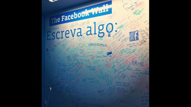 Mensagens em português, inglês e espanhol são registradas por visitantes e pelos próprios profissionais da empresa em grande mural
