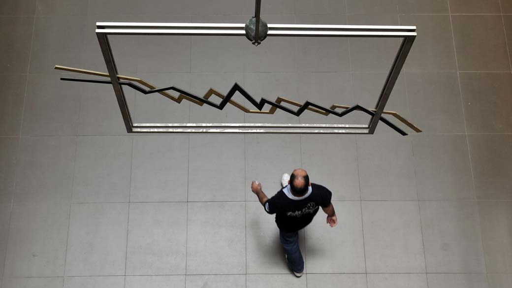 Escultura de índice financeiro na empresa Hellenic Exchanges, em Atenas. De acordo com o Banco Central Europeu e o FMI, a Grécia pode não receber nova ajuda financeira para enfrentar a crise que domina o país