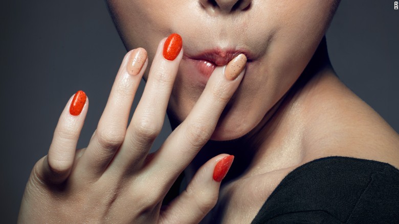 Imagem da campanha de divulgação do esmalte com sabor do KFC