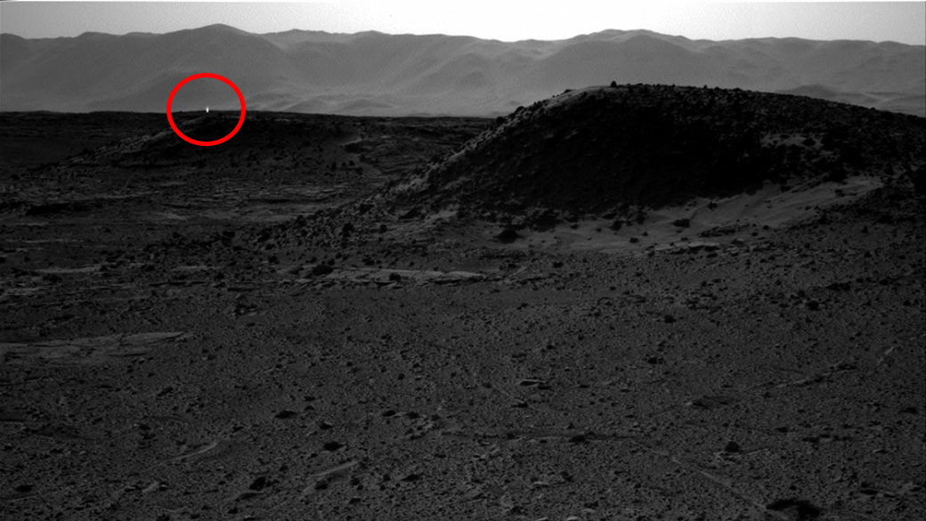 Imagem da sonda Curiosity mostra um misterioso ponto de luz em Marte