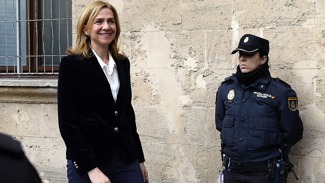 Princesa Cristina sorri ao chegar em tribunal de Palma de Maiorca para depor
