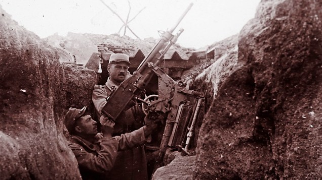 Um militar francês segura uma arma de artilharia antiaérea em uma trincheira em Perthes les Hurlus, no oeste do país