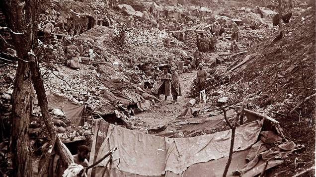 Militares franceses inspecionam uma trincheira alemã que foi tomada em Somme, no norte do país, em 1916 Militares franceses inspecionam uma trincheira alemã que foi tomada em Somme, no norte do país, em 1916