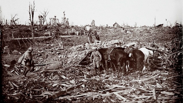 Soldados e cavalos em um campo de batalhas no fronte de Maurepas, no norte da França, em outubro de 1916