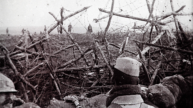 Tropa alemã (ao fundo) se rende aos francesas em Massiges, no nordeste da França Tropa alemã (ao fundo) se rende aos francesas em Massiges, no nordeste da França