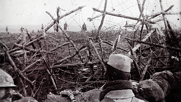 Tropa alemã (ao fundo) se rende aos francesas em Massiges, no nordeste da França