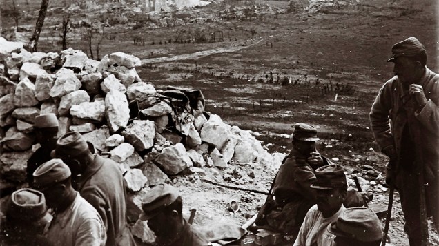 Tropas francesas observam a cidade de Ablain Saint Nazaire, no norte do país, em 1916