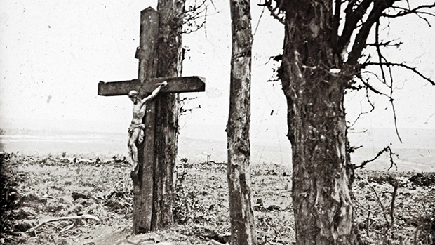 Um crucifixo apoiado em uma árvore em Fricourt, no norte da França, em outubro de 1916