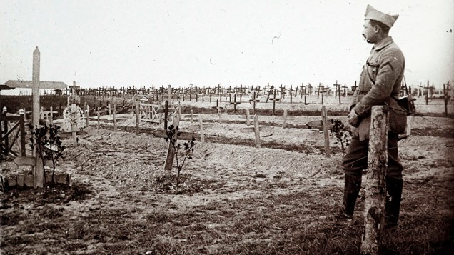 Oficial francês próximo a um cemitério militar em Saint Jean sur Tourbe, no leste do país, em dezembro de 1916
