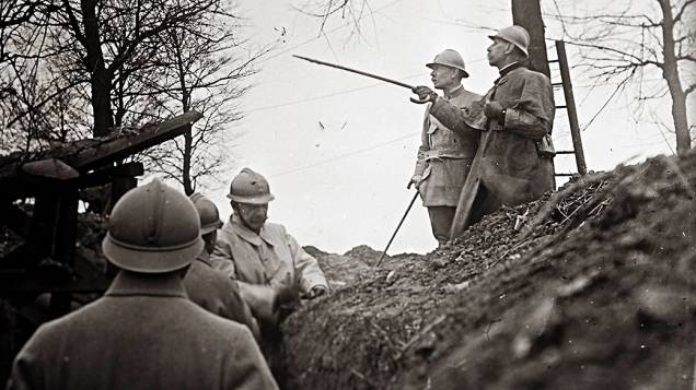 O general francês Emile Eugene Belin (dir) inspeciona linha de frente perto de Arras, no norte da França O general francês Emile Eugene Belin (dir) inspeciona linha de frente perto de Arras, no norte da França