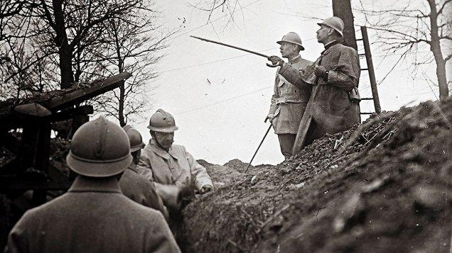 O general francês Emile Eugene Belin (dir) inspeciona linha de frente perto de Arras, no norte da França