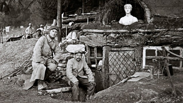 Soldados franceses posam diante de sua cabana, perto de Lachalade, floresta de Argonne, leste da França