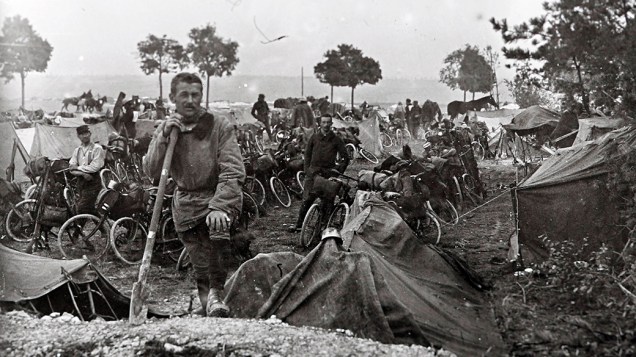 Ciclistas do Corpo de Cavalaria da França no front de Champagne, em 22 de setembro de 1915