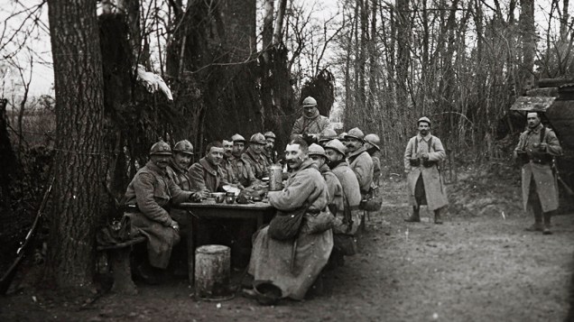 Tropas francesas almoçam perto de Arras, no norte da França