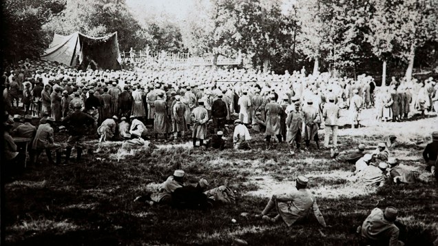 Soldados acompanham apresentação teatral em Suippes, no front de Champagne, leste da França, em 1915
