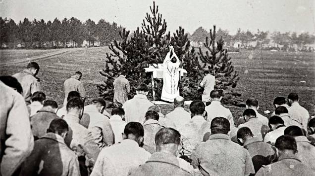 Padre conduz missa para soldados franceses no front de Campagne, em 1915 Padre conduz missa para soldados franceses no front de Campagne, em 1915