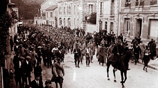 Soldados alemães marcham sobre Chalons em Champagne, leste da França, em setembro de 1915